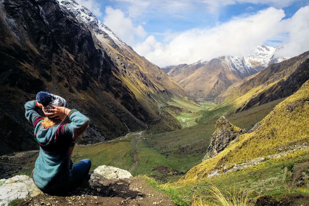 Un excursionista del Salkantay descansa en el valle