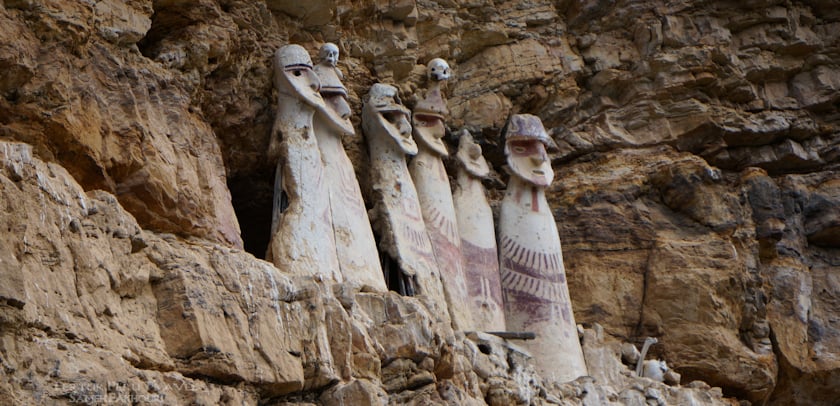 Los sarcófagos de Karajía, cerca de Chachapoyas, fotografiados por un viajero de Fertur Peru.