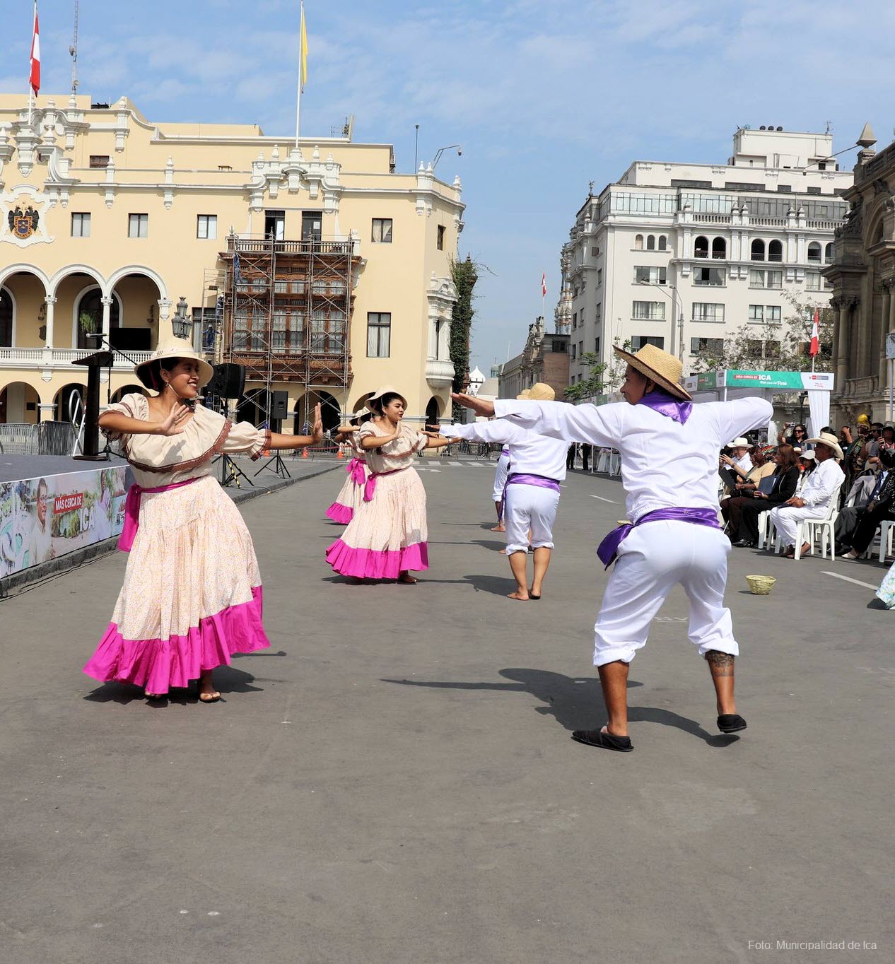 Danza tradicional en la plaza principal de Ica, Perú