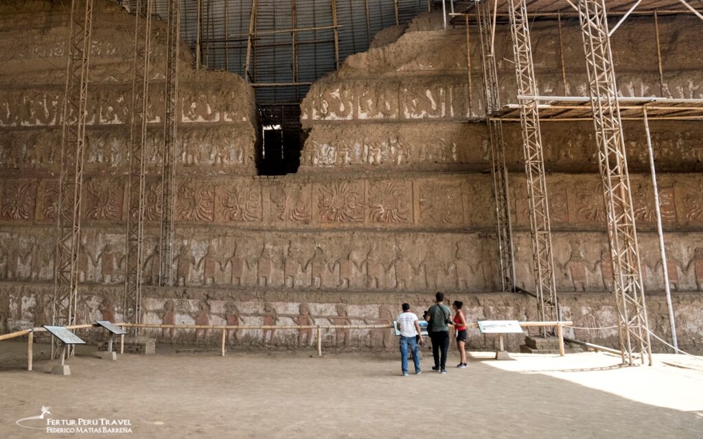 Brillantemente conservados murales polícromos en rojos, dorados y blancos, con patrones geométricos, adornan las antiguas paredes de adobe y terrazas de la Huaca de la Luna, un sitio ceremonial moche cerca de Trujillo, Perú.