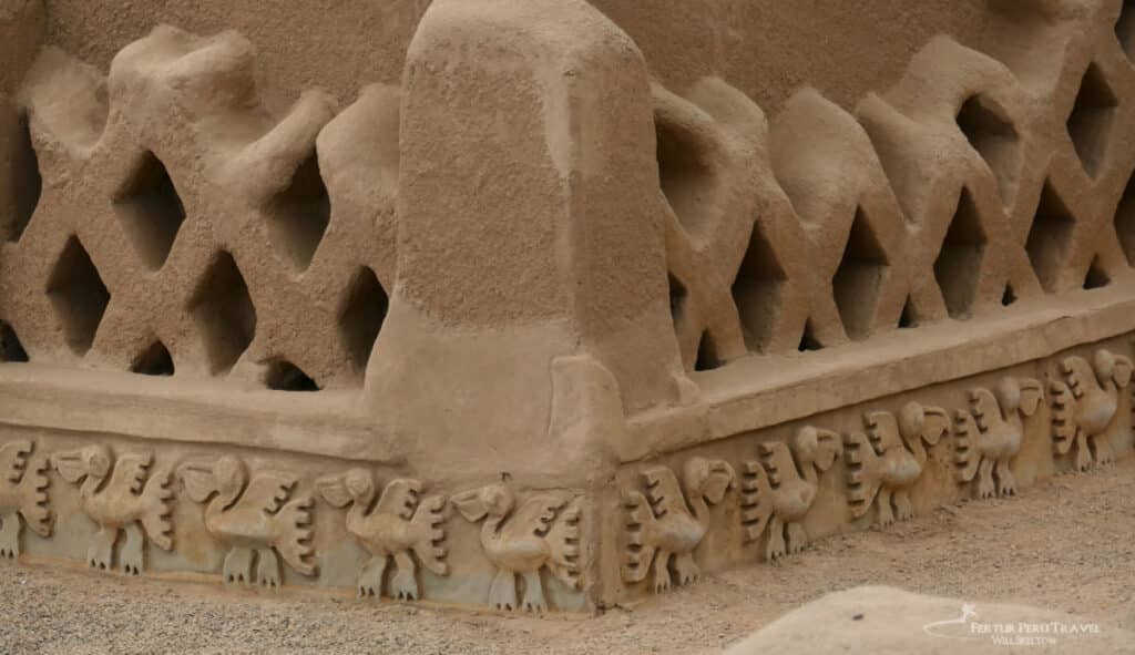Intrincados relieves de adobe en la Huaca del Dragón (también conocida como Huaca Arco Iris), cerca de Trujillo, Perú, que representan una serpiente mítica enmarcada por arcos concéntricos — una obra maestra de la artesanía precolombina chimú.