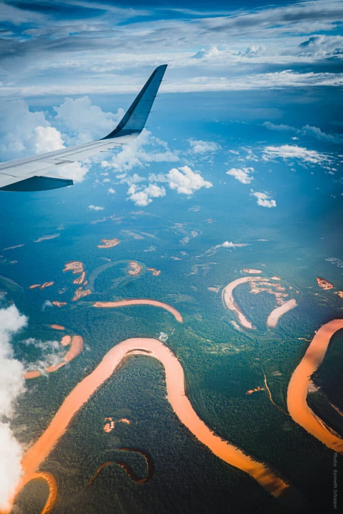 Vista aérea del sinuoso río Madre de Dios y la selva amazónica desde el vuelo a Puerto Maldonado, Perú.