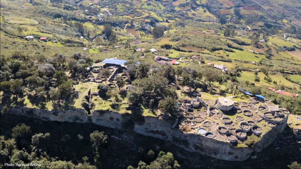 Vista aérea con dron de la fortaleza de Kuélap y la ladera del bosque de neblina circundante en la región Amazonas del norte del Perú, 2024.