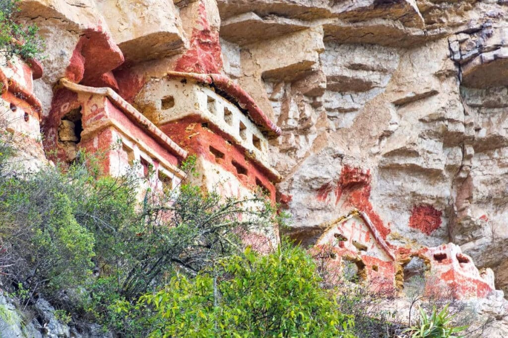Coloridos mausoleos precolombinos de Revash, pintados y construidos en una dramática hornacina rocosa por la cultura chachapoya en la región Amazonas de Perú.