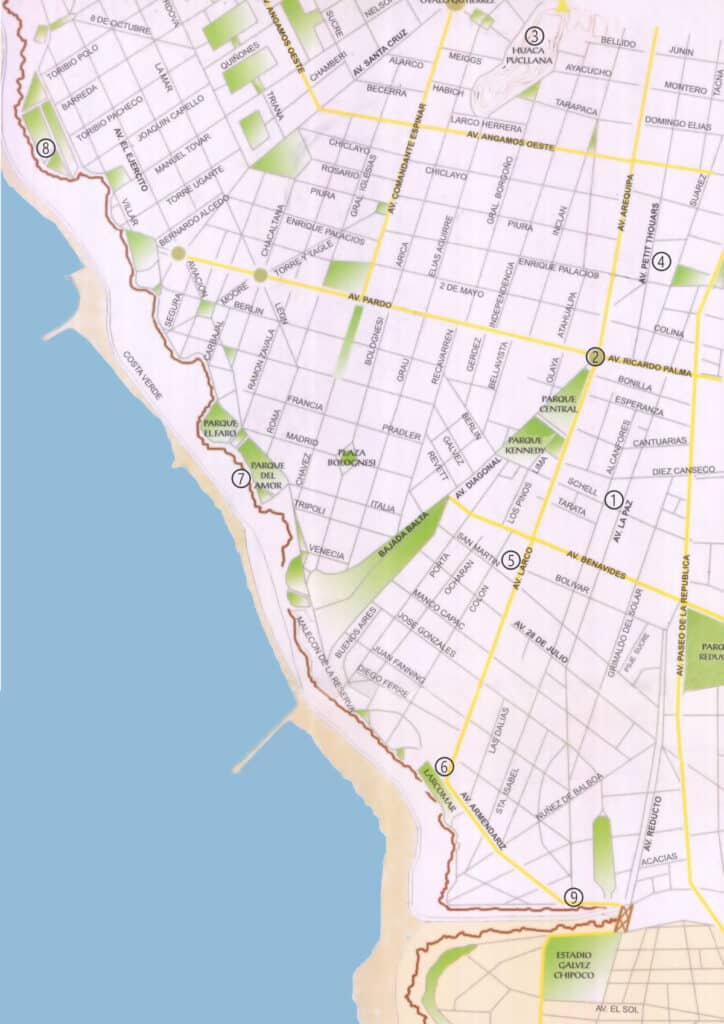 Mapa de calles del distrito de Miraflores en Lima, Perú, que muestra las principales avenidas, parques y puntos turísticos numerados.