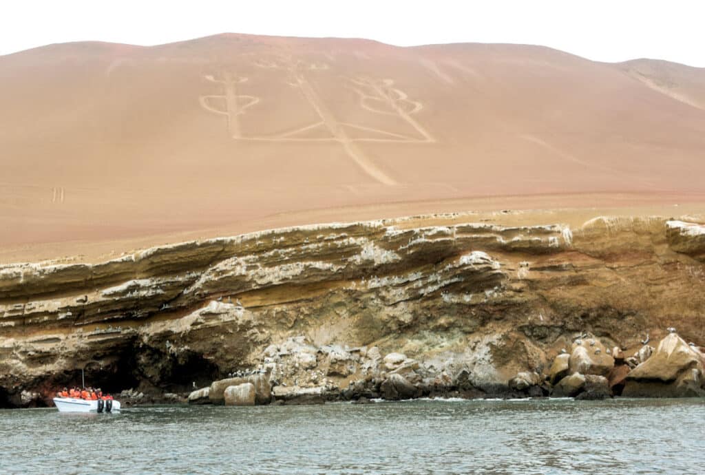 El geoglifo del Candelabro de Paracas grabado en un acantilado arenoso con vistas al océano Pacífico.
