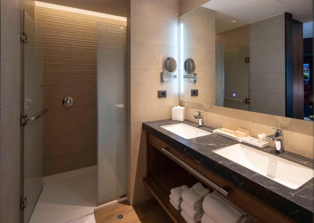 Wyndham Grand Costa del Sol Lima Airport Luxurious Bathroom